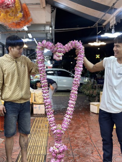 พวงมาลัยดอกบัวชมพู