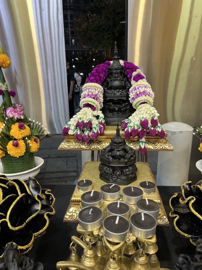 พวงมาลัยบานไม่รู้โรยยาว50เซยติเมตรปล่อยอุบะ2ข้างรัดข้อมาลัยแบนอุบะพุ่มสีม่วง