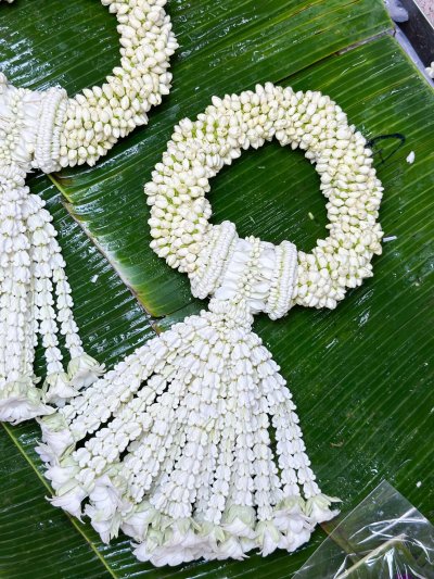 พวงมาลัยเกลียวมะลิ รัดข้อมาลัยแบบอุบะพุ่มยาวสีขาว
