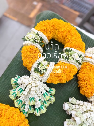 พวงมาลัยดาวเรืองใหญ่รัดข้อมาลัยแบน3ตำแหน่งอุบะพุ่มสี(ลูกค้าเลือกสีได้8สี)