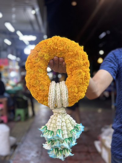 พวงมาลัยดาวเรืองร้อยสลับรัดข้อลัก3ตัวอุบะพุ่มสี(ลูกค้าเลือกได้8สี)