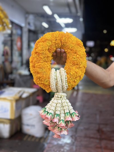 พวงมาลัยดาวเรืองร้อยสลับรัดข้อลัก3ตัวอุบะพุ่มสี(ลูกค้าเลือกได้8สี)