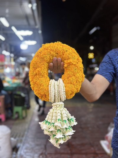 พวงมาลัยดาวเรืองร้อยสลับรัดข้อลัก3ตัวอุบะพุ่มสี(ลูกค้าเลือกได้8สี)