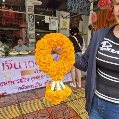 พวงมาลัยดาวเรืองกลมร้อยสลับอุบะพุ่มพวงใหญ่