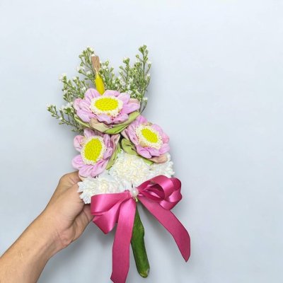 ช่อดอกบัวหลวงสีชมพู3ดอกพพร้อมธูปเทียน