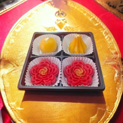 ขนมลาดูสีแดงดอกกุหลาบ,ขนมลาดูสีทองกล่อง 4 ชิ้น