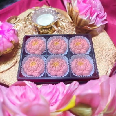 ขนมลาดูสีแดงดอบัวกล่อง 6 ชิ้น