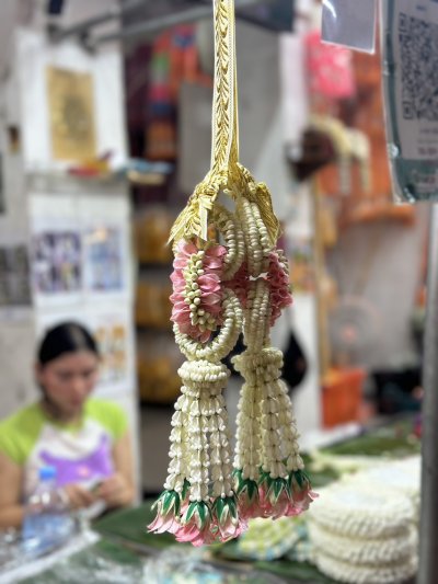 พวงมาลัยบ่าวสาวโซ่ลักสีชมพู 1 คู่