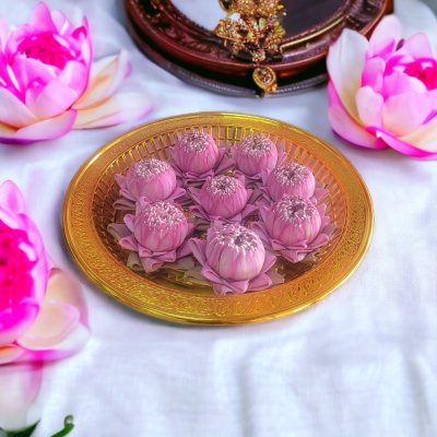 ดอกบัวสีชมพู 8 ดอกพร้อมถาดทอง