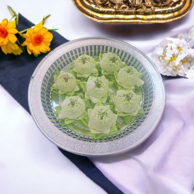 ดอกบัวสีขาว 8 ดอกพร้อมถาดเงิน