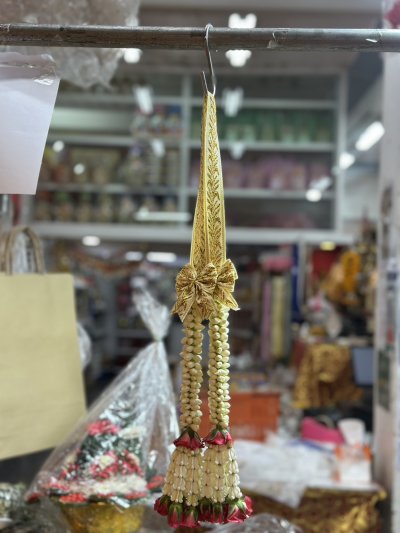 พวงมาลัยมะลิคล้องคอริบบิ้นสีทองอุบะแขกกุหลาบ