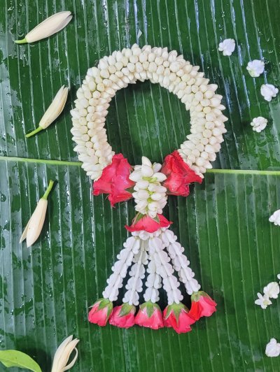 พวงมาลัยมะลิใหญ่ครอบกุหลาบซ้ายขวารัดข้อมะลิอุบะแขกกุหลาบ