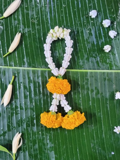 พวงมาลัยมะลิต่อลักอุบะดาวเรือง