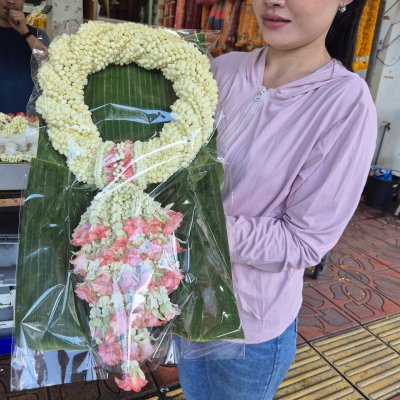 พวงมาลัยมะลิเกลียวใหญ่รัดข้อมาลัยแบนอุบะพุ่มสี(ลูกค้าเลือกสีได้8สี)