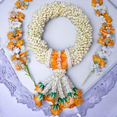 พวงมาลัยมะลิเกลียวรัดข้อมาลัยแบนอุบะพุ่มสีส้ม