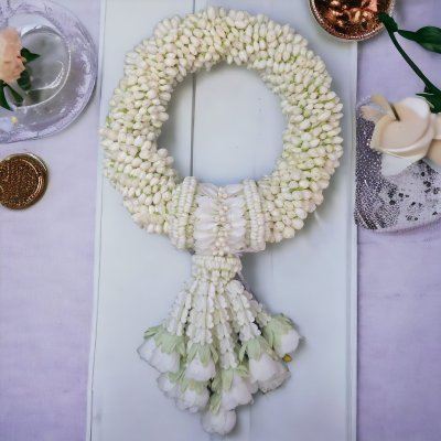 พวงมาลัยมะลิเกลียวรัดข้อมาลัยแบนอุบะพุ่มสีขาวล้วน