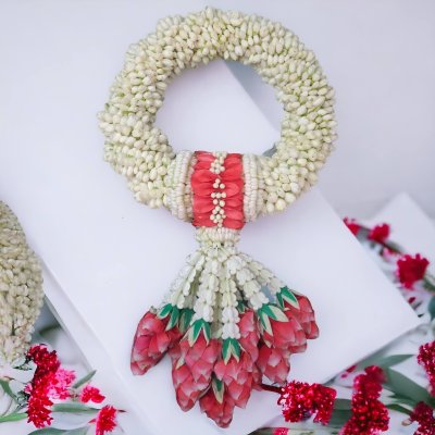 พวงมาลัยมะลิเกลียวรัดข้อมาลัยแบนอุบะพุ่มสีแดง