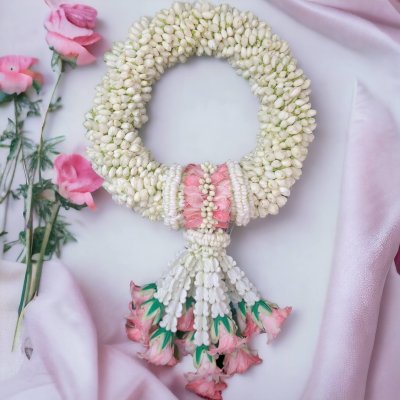 พวงมาลัยมะลิเกลียวรัดข้อมาลัยแบนอุบะพุ่มสีชมพู