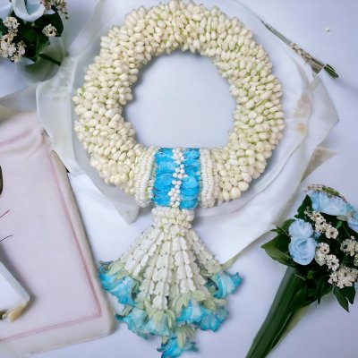 พวงมาลัยมะลิเกลียวรัดข้อมาลัยแบนอุบะพุ่มสีฟ้า