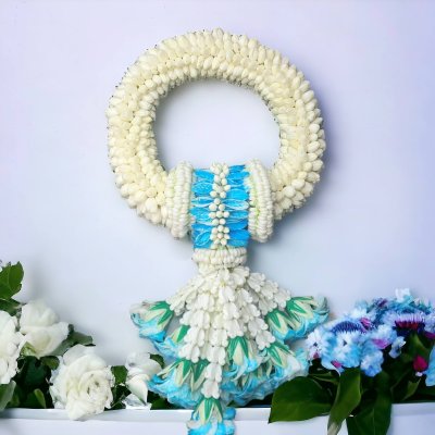 พวงมาลัยมะลิรัดข้อมาลัยแบนอุบะพุ่มสีฟ้า