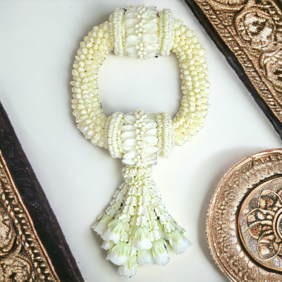 พวงมาลัยมะลิใหญ่รัดข้อมาลัยแบน2ตำแหน่งอุบะพุ่มสีขาวล้วน