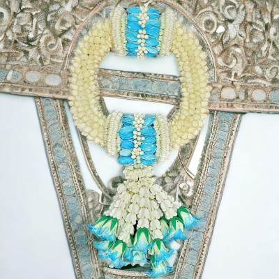 พวงมาลัยมะลิใหญ่รัดข้อมาลัยแบน2ตำแหน่งอุบะพุ่มสีฟ้า