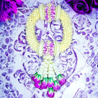 พวงมาลัยมะลิใหญ่รัดข้อมาลัยแบน2ตำแหน่งอุบะพุ่มสีม่วง