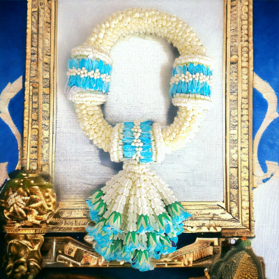 พวงมาลัยมะลิใหญ่รัดข้อมาลัยแบน3ตำแหน่งอุบะพุ่มสีฟ้า