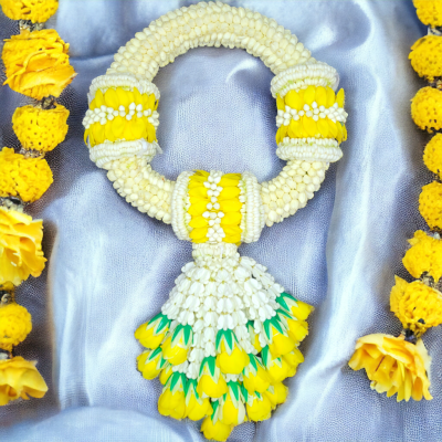 พวงมาลัยมะลิใหญ่รัดข้อมาลัยแบน3ตำแหน่งอุบะพุ่มสีเหลือง