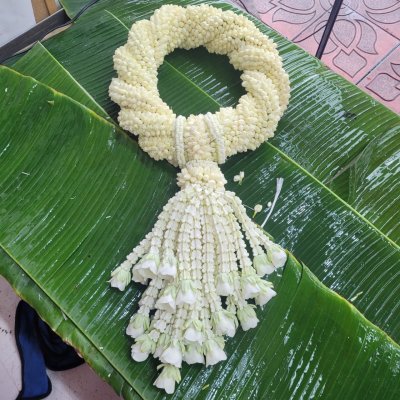 พวงมาลัยมะลิเกลียวใหญ่รัดข้อมาลัยแบนอุบะพุ่มสี(ลูกค้าเลือกสีได้8สี)