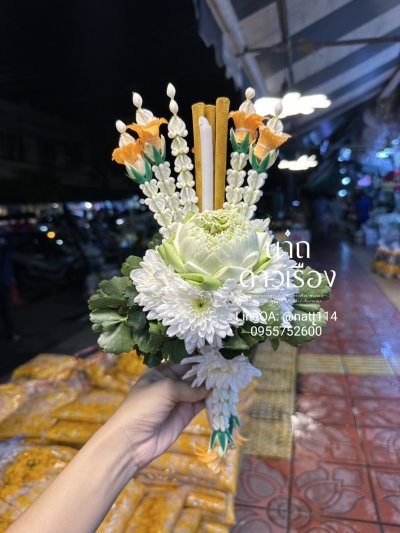 ช่อดอกบัวขาว 1 ดอกพร้อมธูปเทียนดอกไม้ประดับ(ลูกค้าเลือกสีได้8สี)