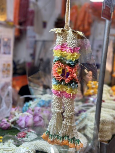 พวงมาลัยบวชนาคเกี้ยวพุดเล็กแซมตามาลัย7สีอุบะแขกสีส้ม