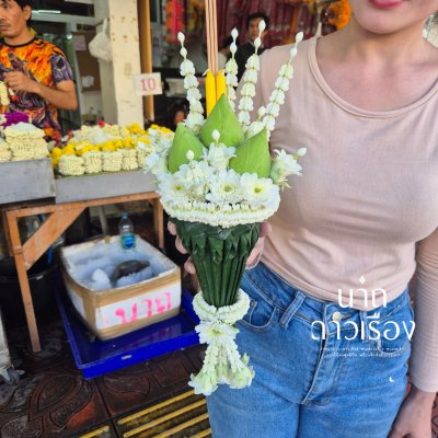 กรวยดอกไม้โทนสีขาว