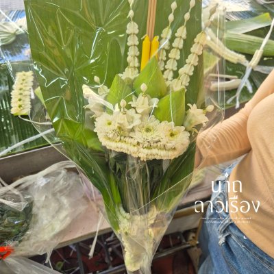 กรวยดอกไม้โทนสีขาว