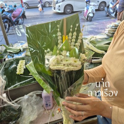 กรวยดอกไม้โทนสีขาว