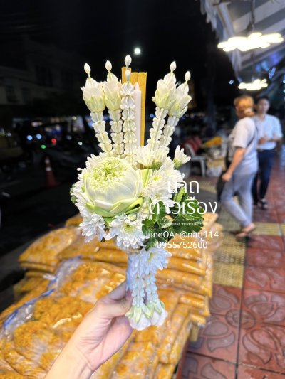 ช่อดอกบัวขาว 1 ดอกพร้อมธูปเทียนดอกไม้ประดับ(ลูกค้าเลือกสีได้8สี)