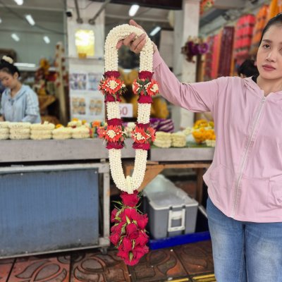 พวงมาลัยพุดใหญ่แวฒกุหลาบรัดข้อมาลัยแบน(ลูกค้าเลือกสีได้8สี)อุบะพุ่มกุหลาบสีแดง