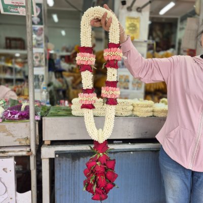 พวงมาลัยพุดใหญ่แวฒกุหลาบรัดข้อมาลัยแบน(ลูกค้าเลือกสีได้8สี)อุบะพุ่มกุหลาบสีแดง