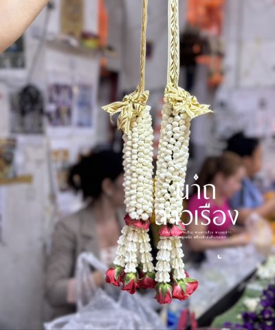 พวงมาลัยพุดใหญ่คล้องคอริบบิ้นสีทองอุบะแขกกุหลาบ