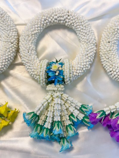 พวงมาลัยพุดเล็กรัดข้อมาลัยแบนอุบะพุ่มสี