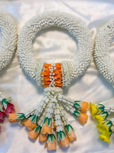 พวงมาลัยพุดเล็กรัดข้อมาลัยแบนอุบะพุ่มสี