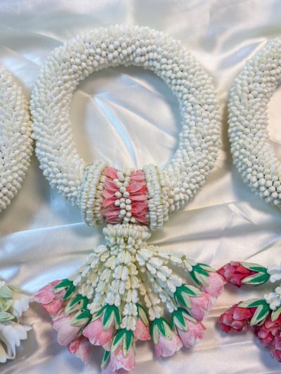 พวงมาลัยพุดเล็กรัดข้อมาลัยแบนอุบะพุ่มสี