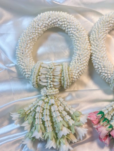 พวงมาลัยพุดเล็กรัดข้อมาลัยแบนอุบะพุ่มสี