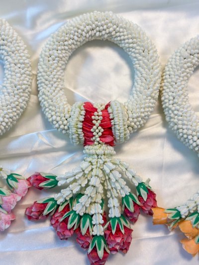 พวงมาลัยพุดเล็กรัดข้อมาลัยแบนอุบะพุ่มสี