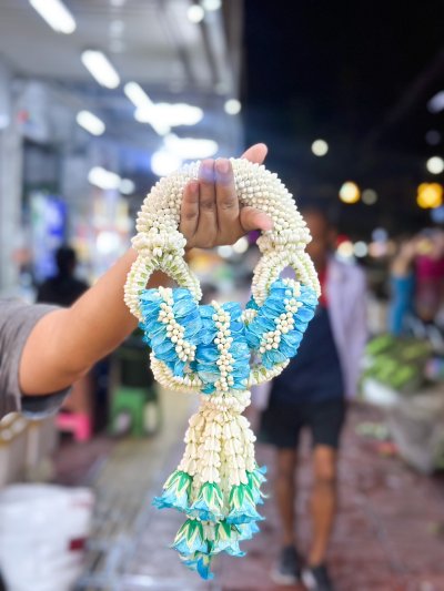 พวงมาลัยพุดเล็กโซ่รัดมาลัยแบน3ตัวอุบะพุ่มสี(ลูกค้าเลือกได้8สี)