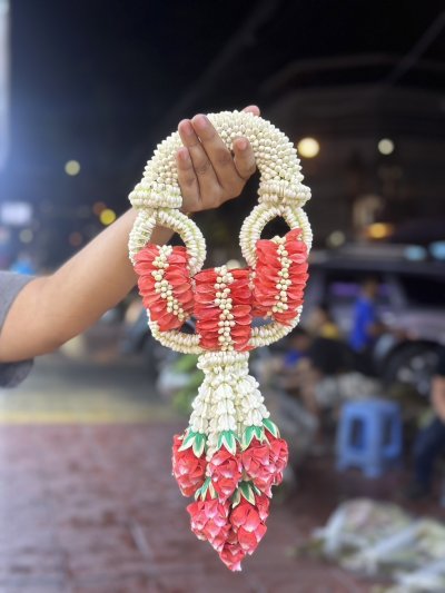 พวงมาลัยพุดเล็กโซ่รัดมาลัยแบน3ตัวอุบะพุ่มสี(ลูกค้าเลือกได้8สี)