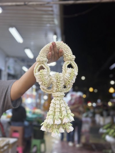 พวงมาลัยพุดเล็กโซ่รัดมาลัยแบน3ตัวอุบะพุ่มสี(ลูกค้าเลือกได้8สี)