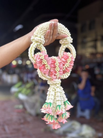 พวงมาลัยพุดเล็กโซ่รัดมาลัยแบน3ตัวอุบะพุ่มสี(ลูกค้าเลือกได้8สี)