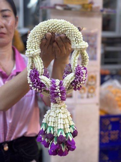 พวงมาลัยพุดเล็กโซ่รัดมาลัยแบน3ตัวอุบะพุ่มสี(ลูกค้าเลือกได้8สี)