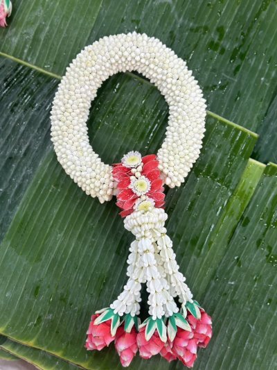 พวงมาลัยพุดเล็กรัดข้อมาลัยแบนอุบะแขกสี(ลูกค้าเลือกสีได้8สี)